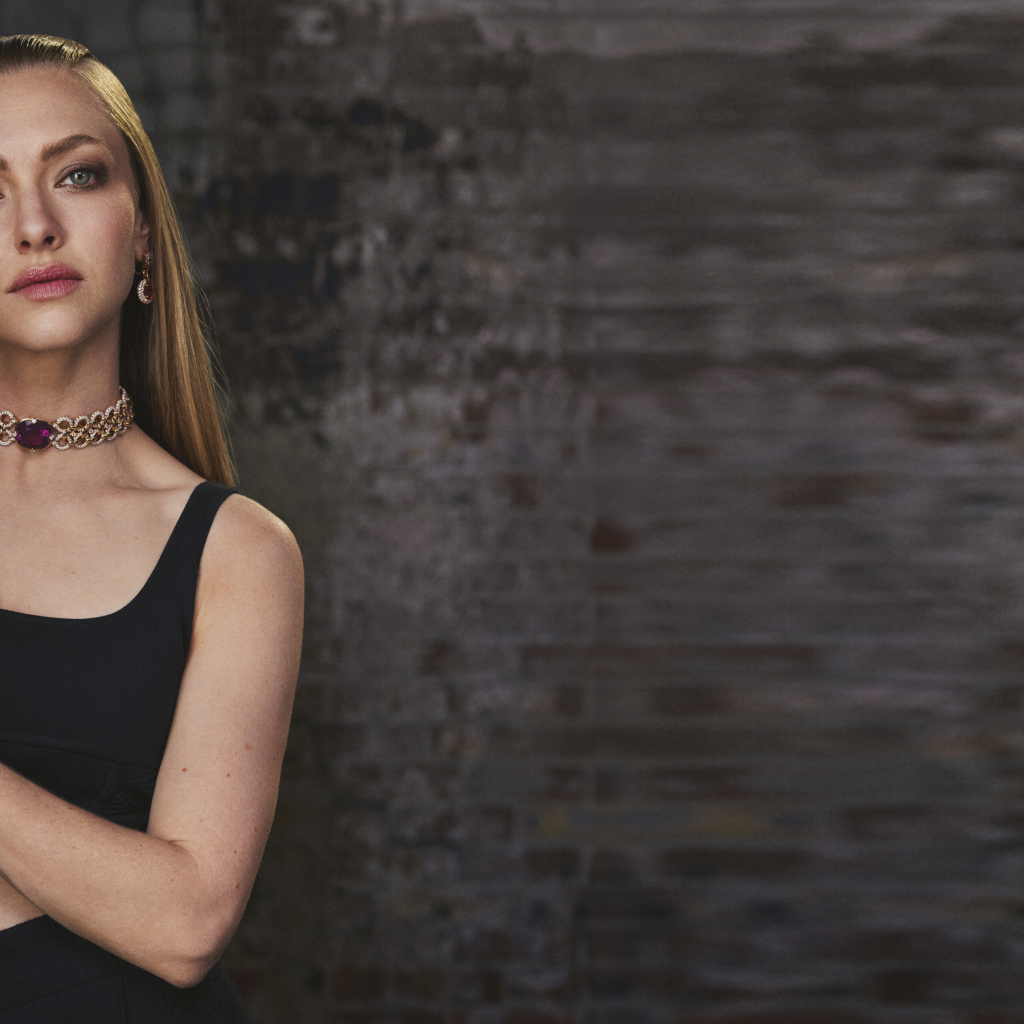 Актриса Аманда Сайфред на фоне кирпичной стены