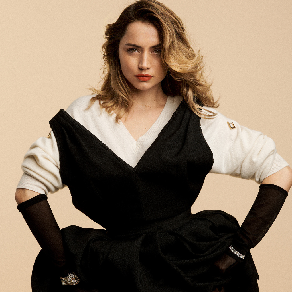 Актриса Ана де Армас в черном платье