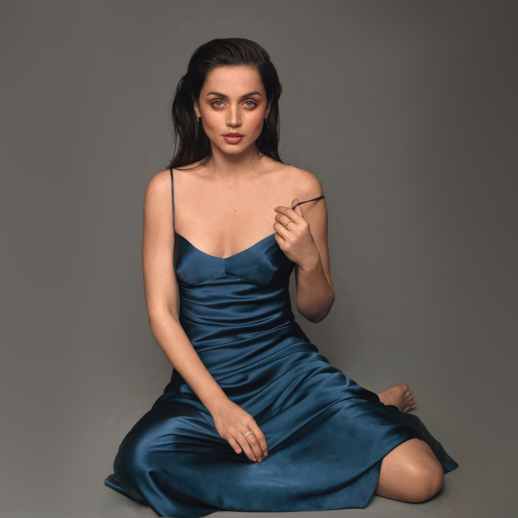 Актриса Ана де Армас в платье на сером фоне