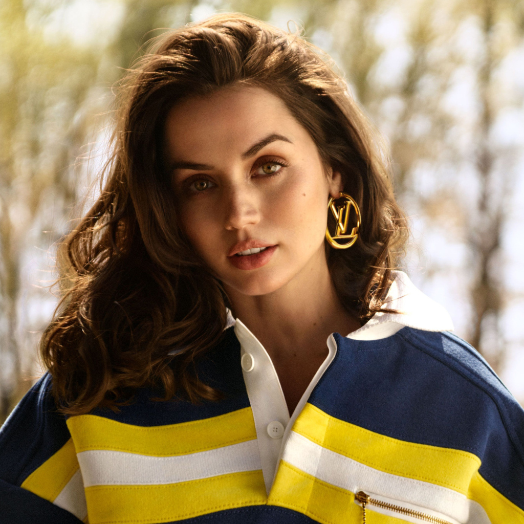 Актриса Ана де Армас с красивыми сережками