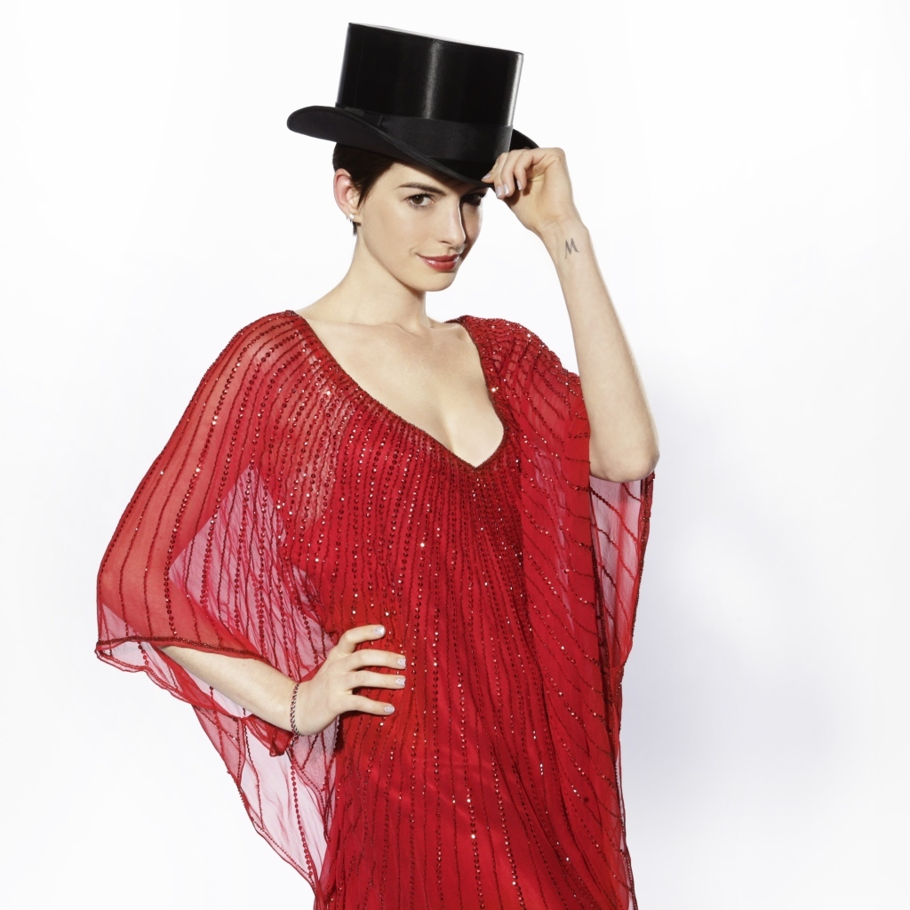 Актриса Энн Хэтэуэй в красном платье на белом фоне