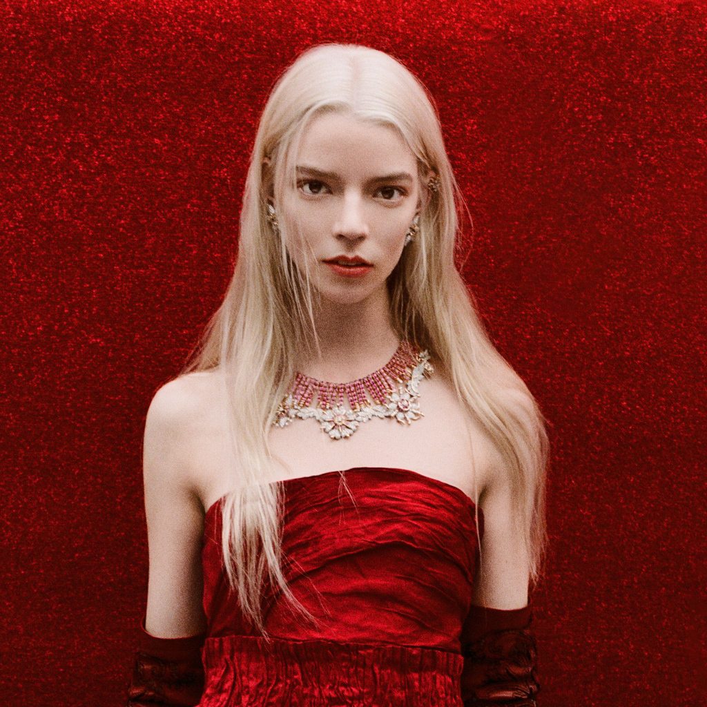 Актриса Аня Тейлор-Джой на красном фоне