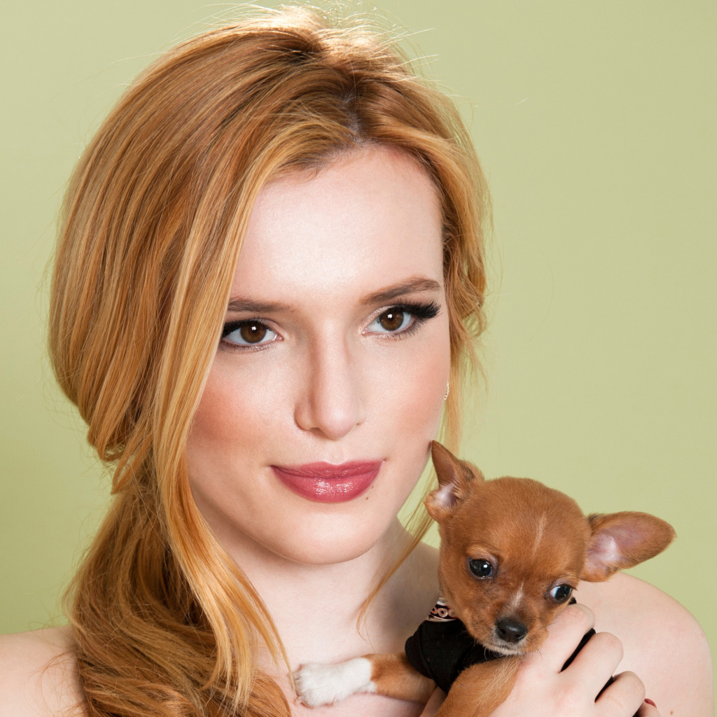 Актриса Белла Торн с маленькой собачкой