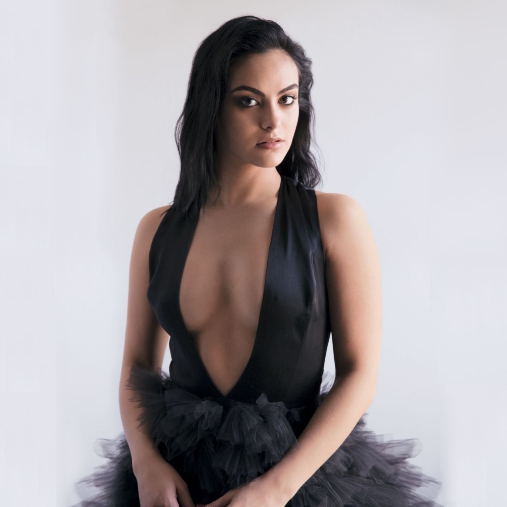 Актриса Камила Мендес в черном платье