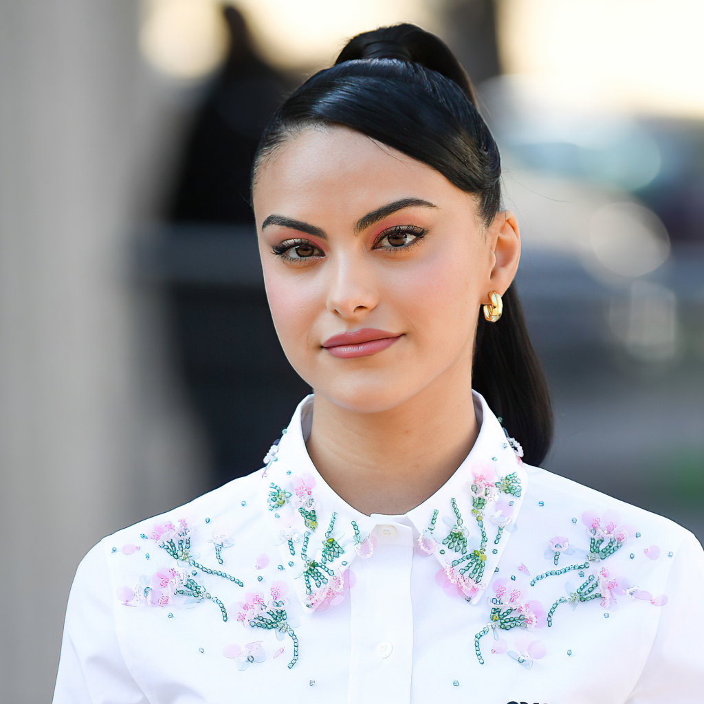 Актриса Камила Мендес в рубашке