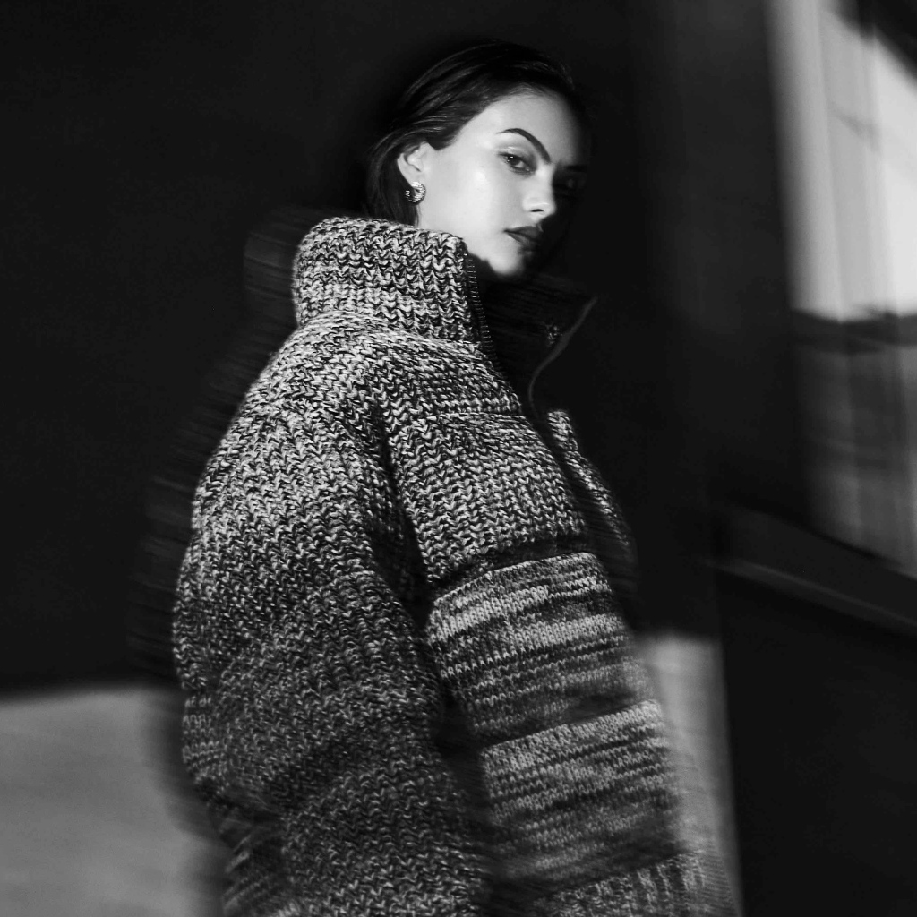 Актриса Камила Мендес в теплом свитере