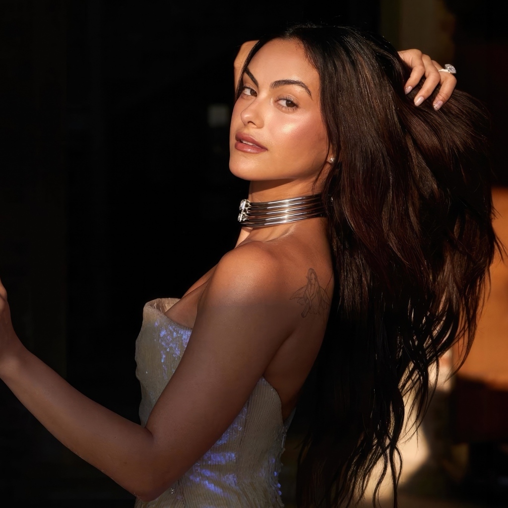 Актриса Камила Мендес в лучах солнца