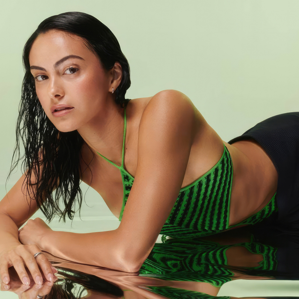 Актриса Камила Мендес лежит на полу