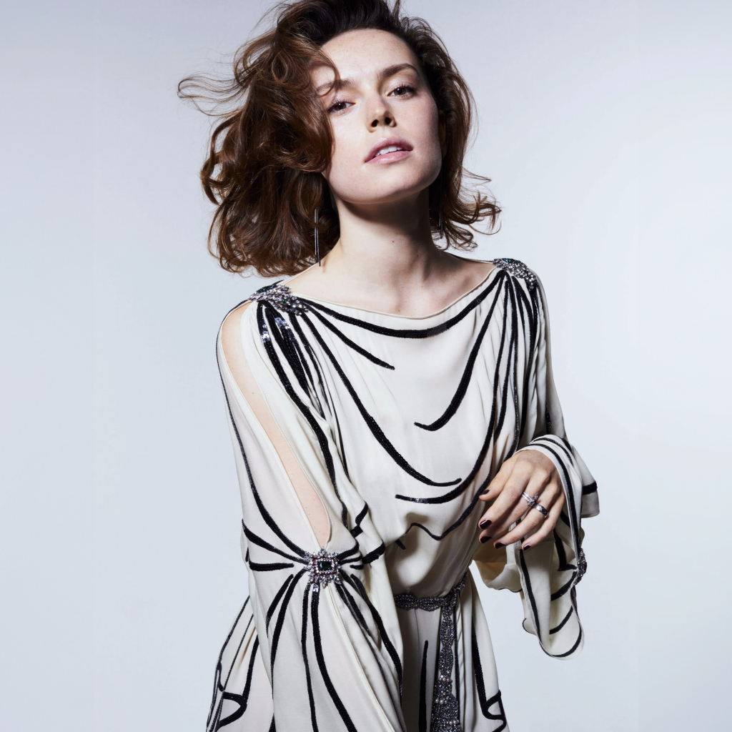 Актриса Дейзи Ридли в платье на сером фоне