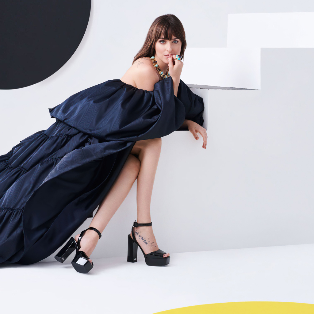 Актриса Дакота Джонсон в красивом черном платье