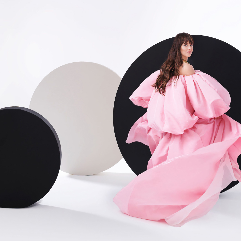 Актриса Дакота Джонсон в красивом розовом платье