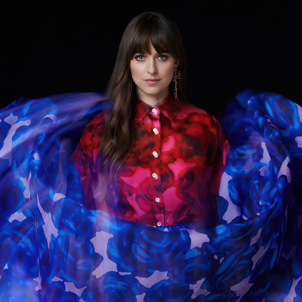 Актриса Дакота Джонсон на черном фоне