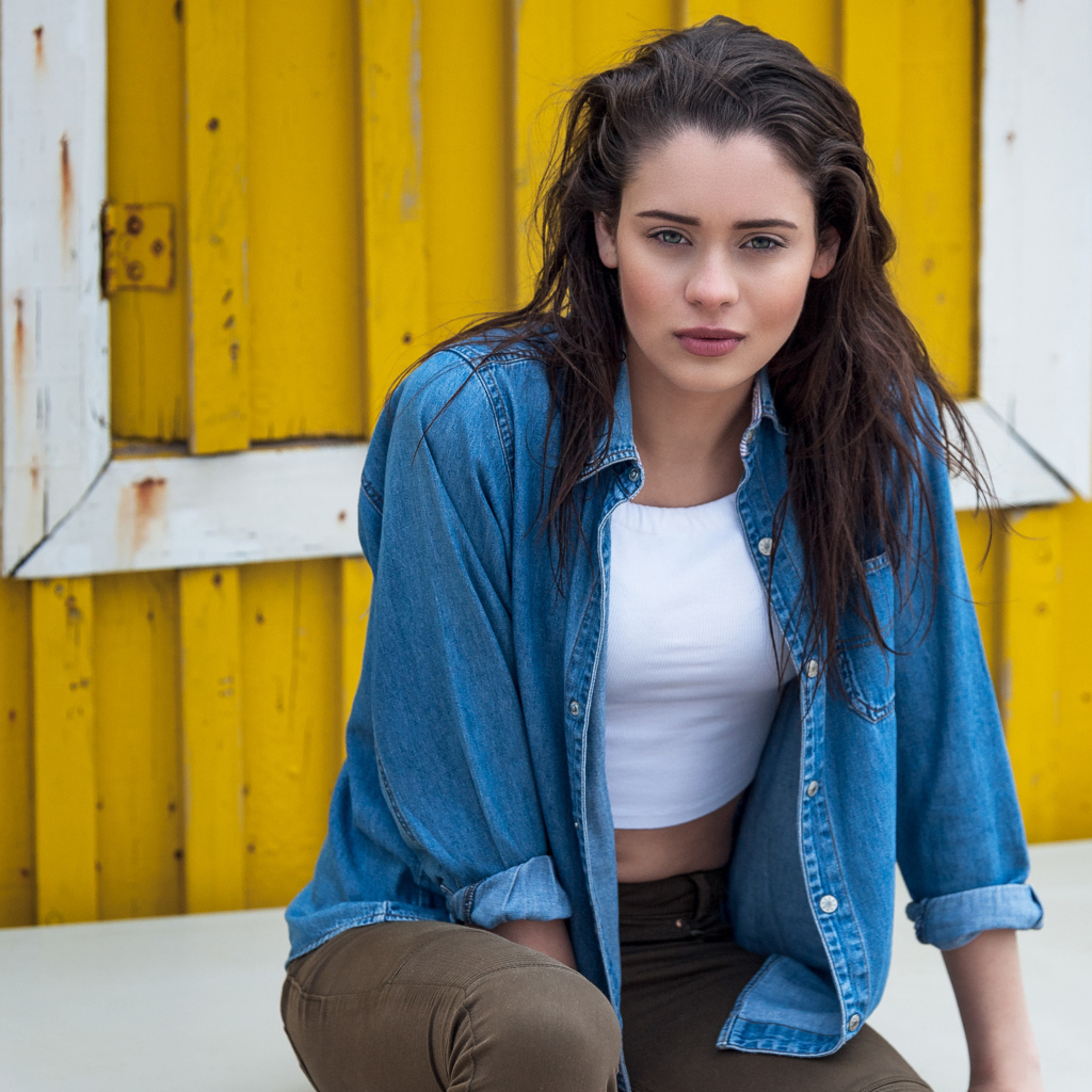 Актриса Даниэла Мелшиор в джинсовой куртке