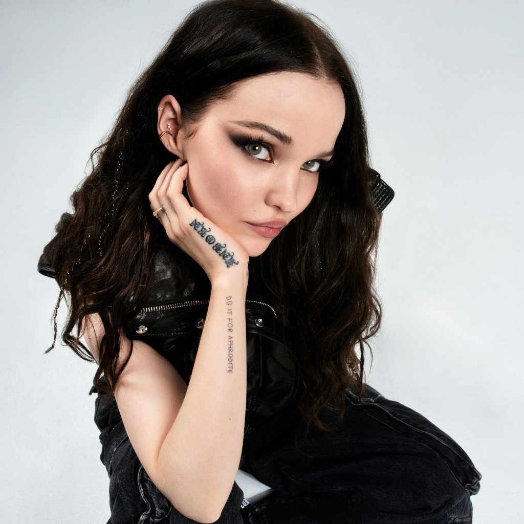 Актриса Дав Кэмерон с темными волосами