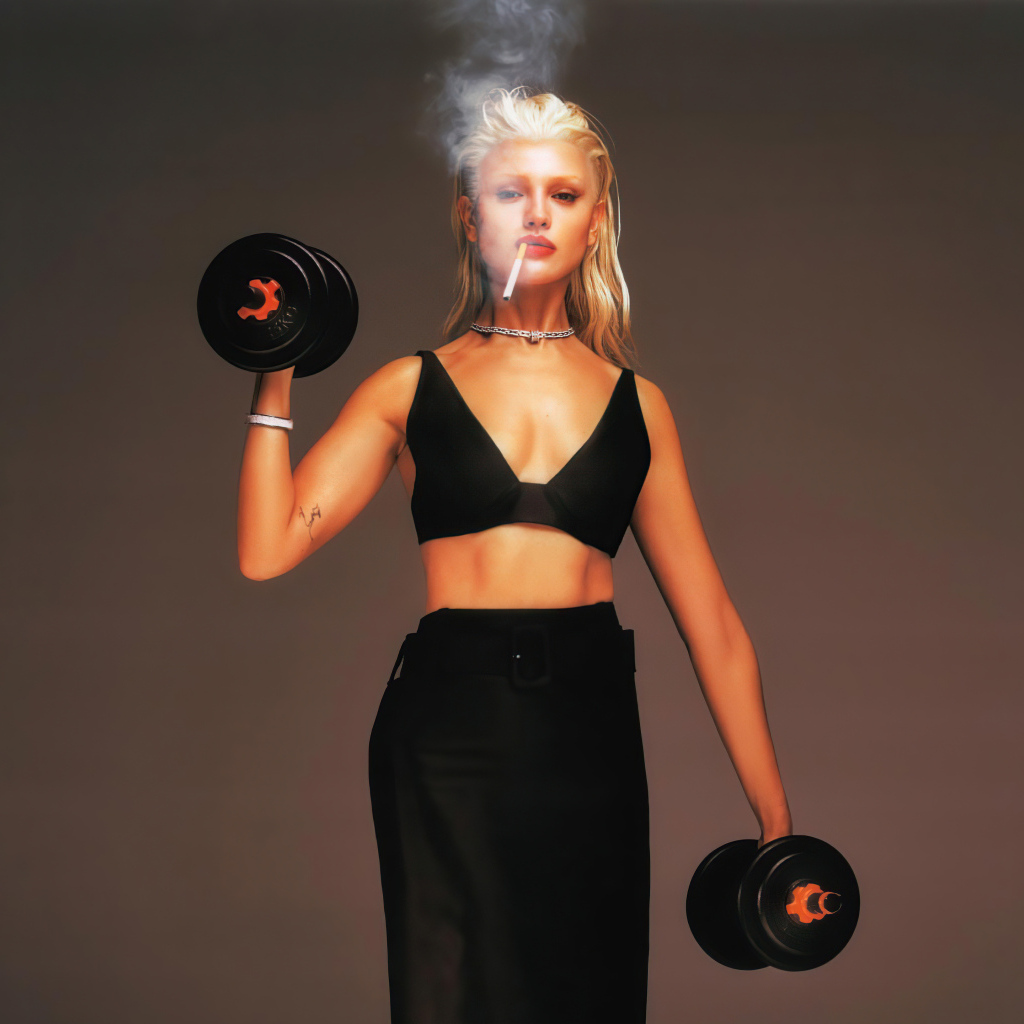 Актриса Эйса Гонсалес с гантелями в руках