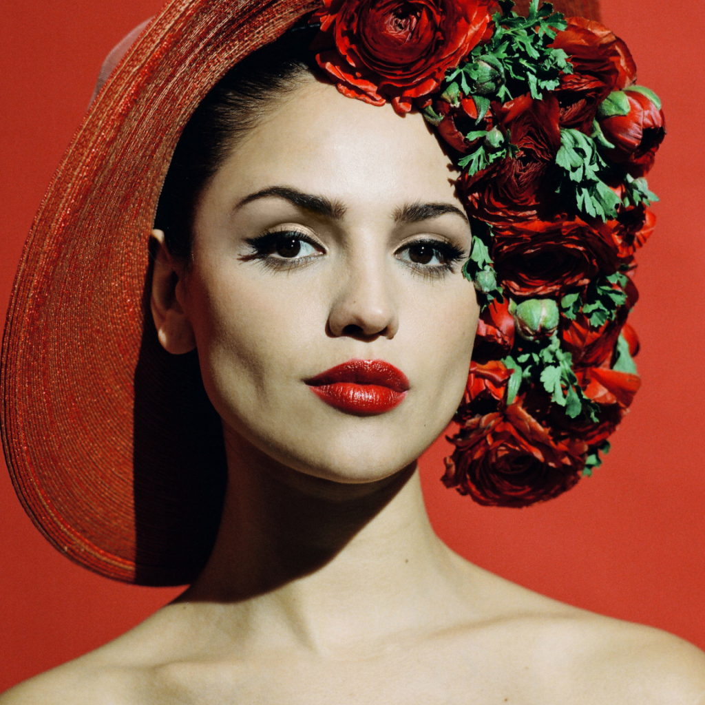 Актриса Эйса Гонсалес в шляпе с розами