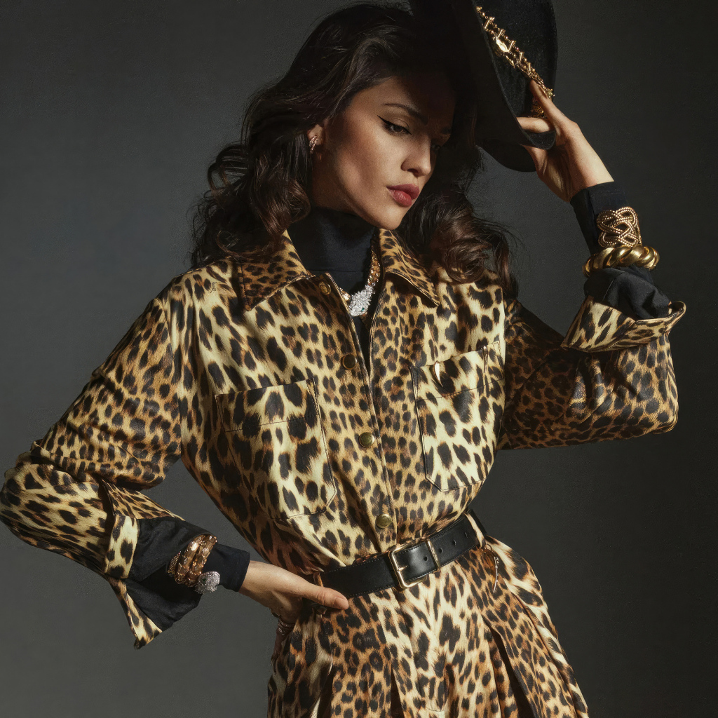 Актриса Эйса Гонсалес в леопардовом пальто
