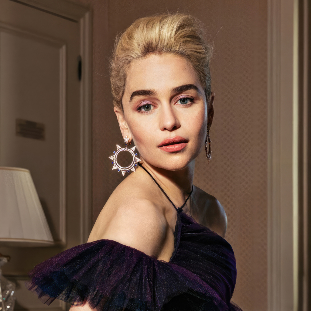 Актриса Эмилия Кларк стоит в комнате