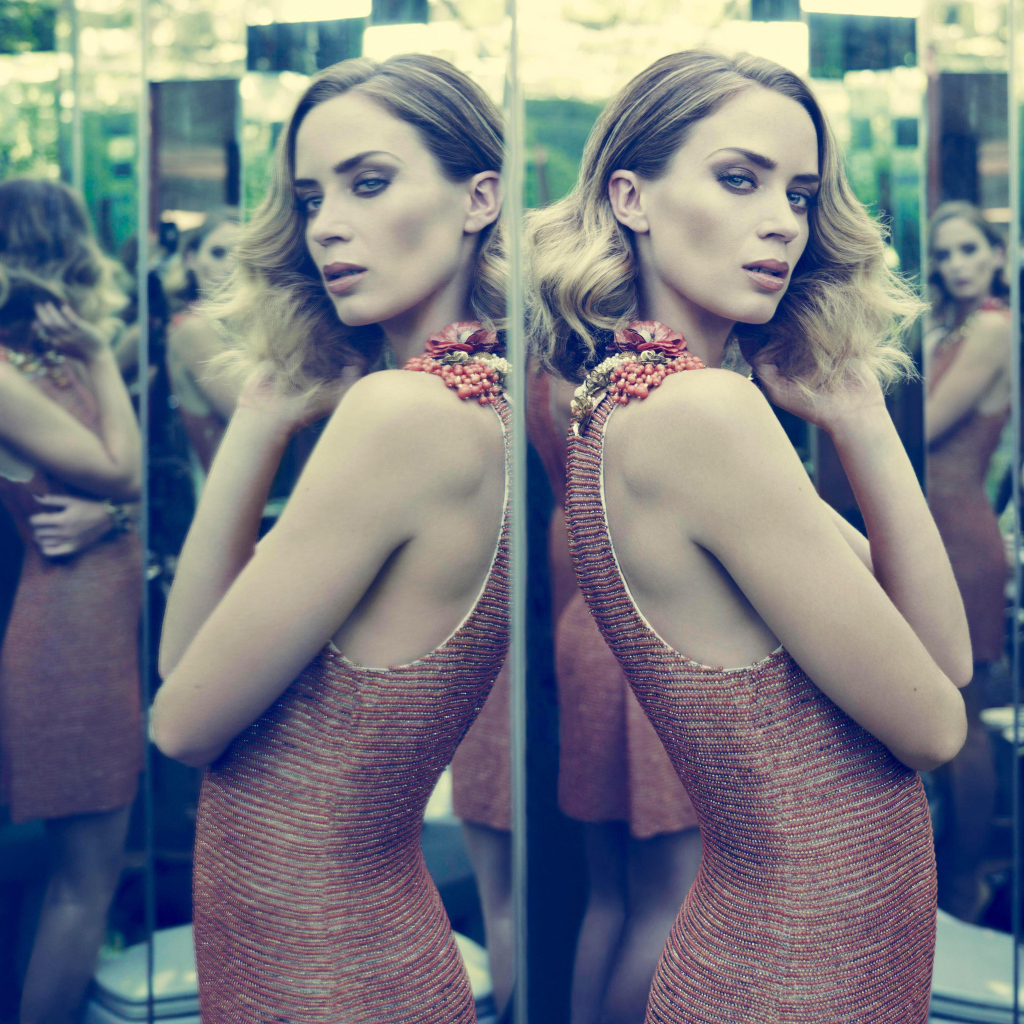 Актриса Эмили Блант отражается в зеркале