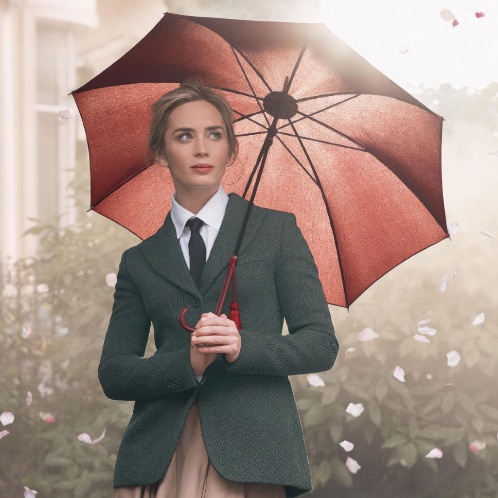 Актриса Эмили Блант стоит под зонтом