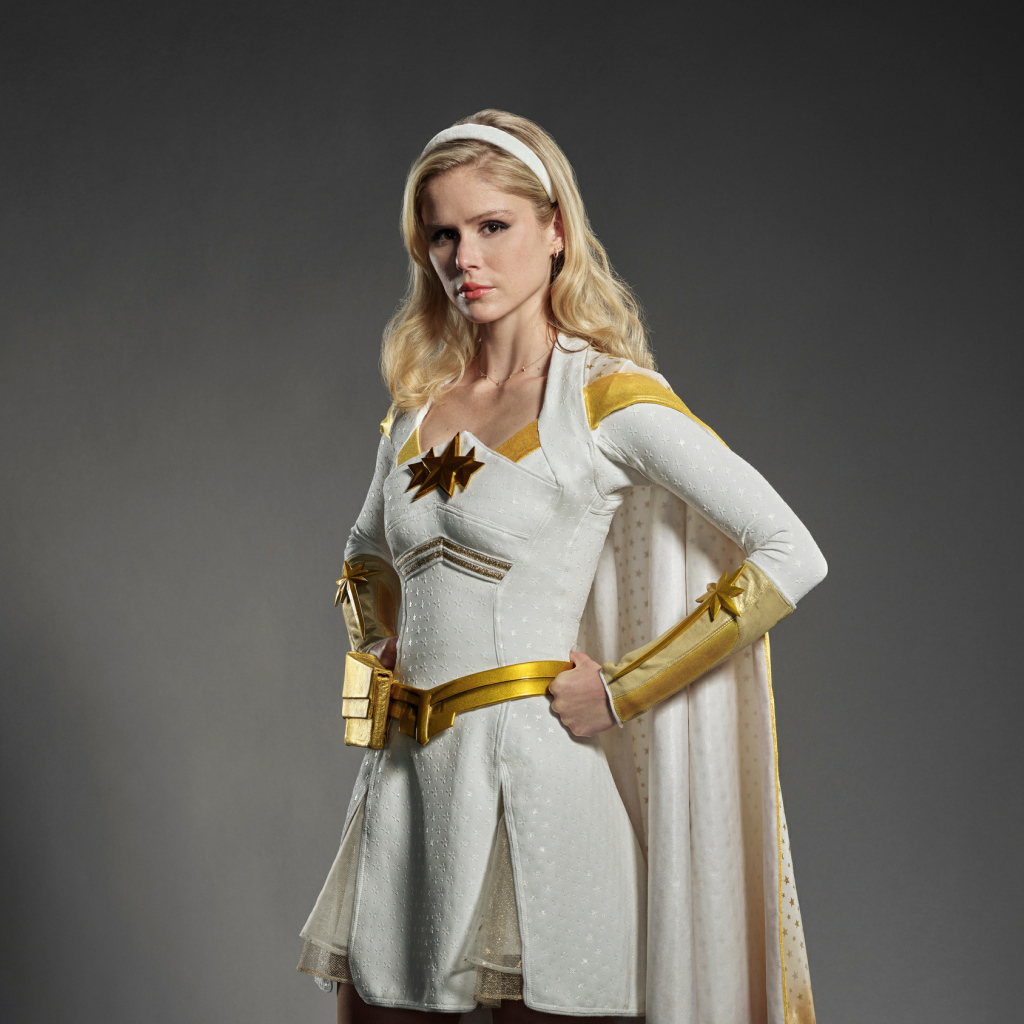 Актриса Эрин Мориарти в платье на сером фоне