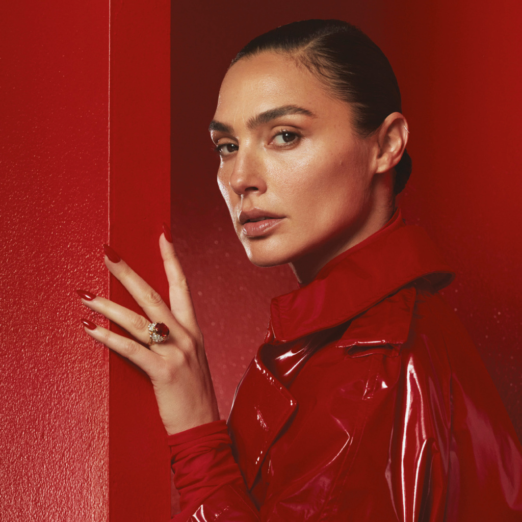 Актриса Галь Гадот в красной кожаной куртке