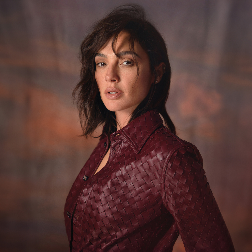 Актриса Галь Гадот в красной кожаной куртке