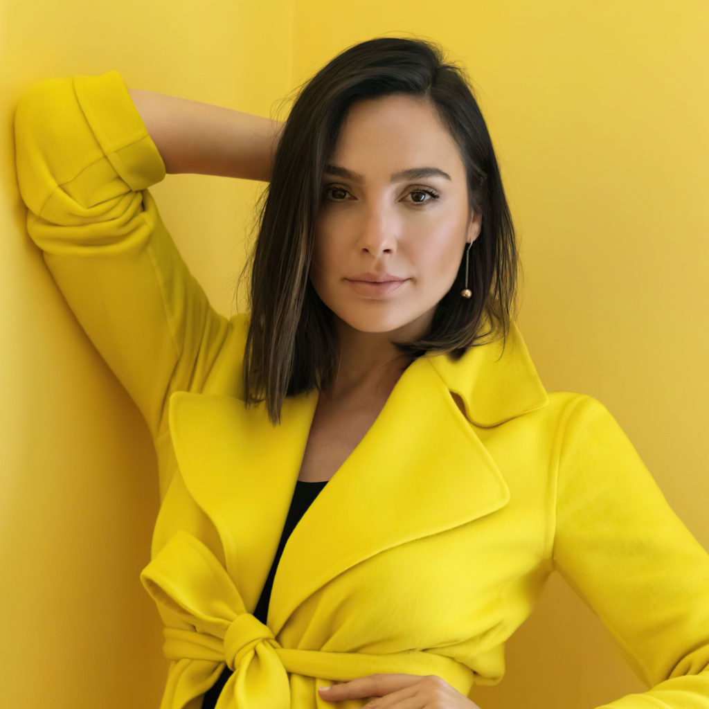 Актриса Галь Гадот на желтом фоне