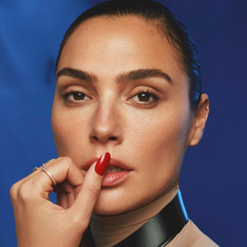 Красный маникюр у актрисы Галь Гадот