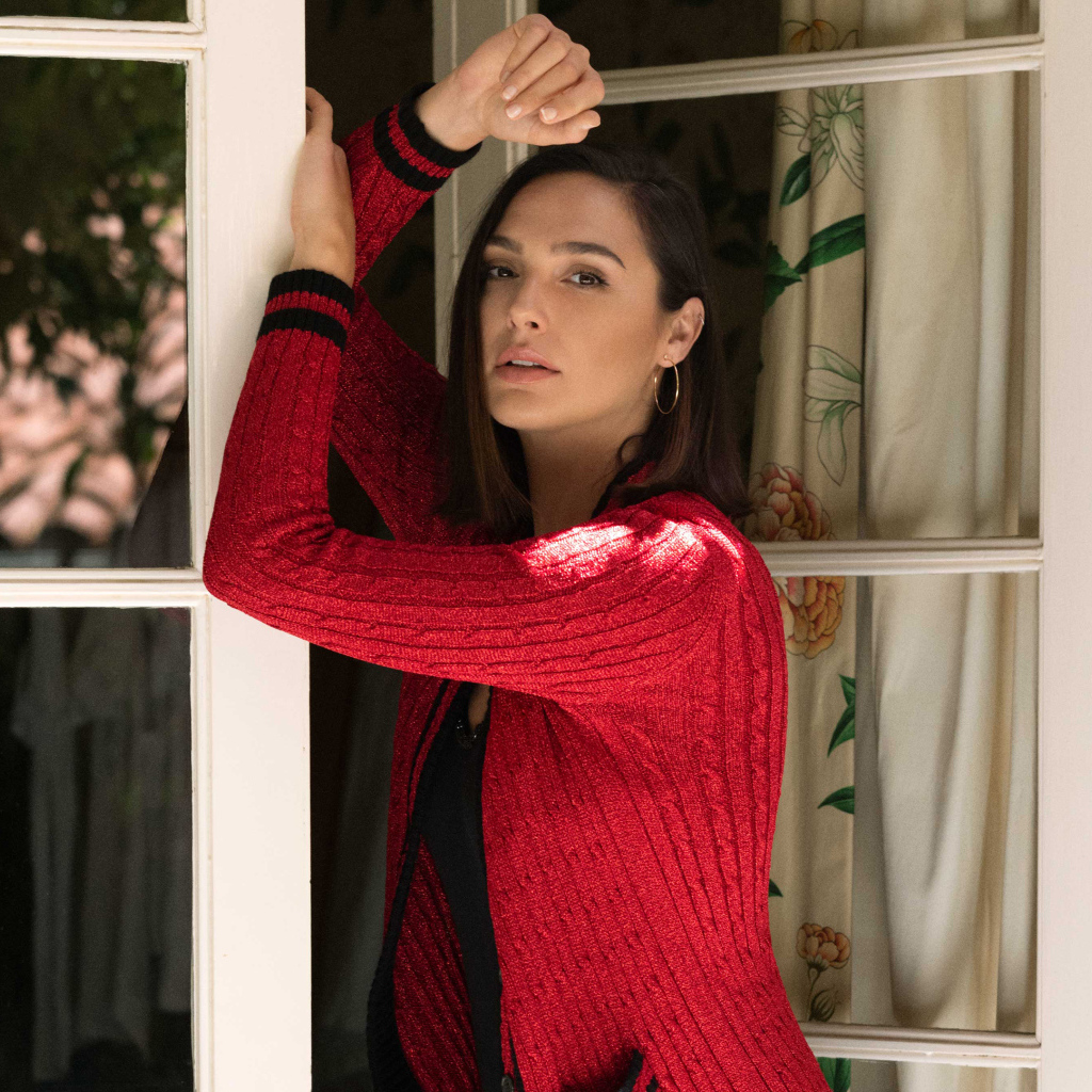 Актриса Галь Гадот стоит у окна