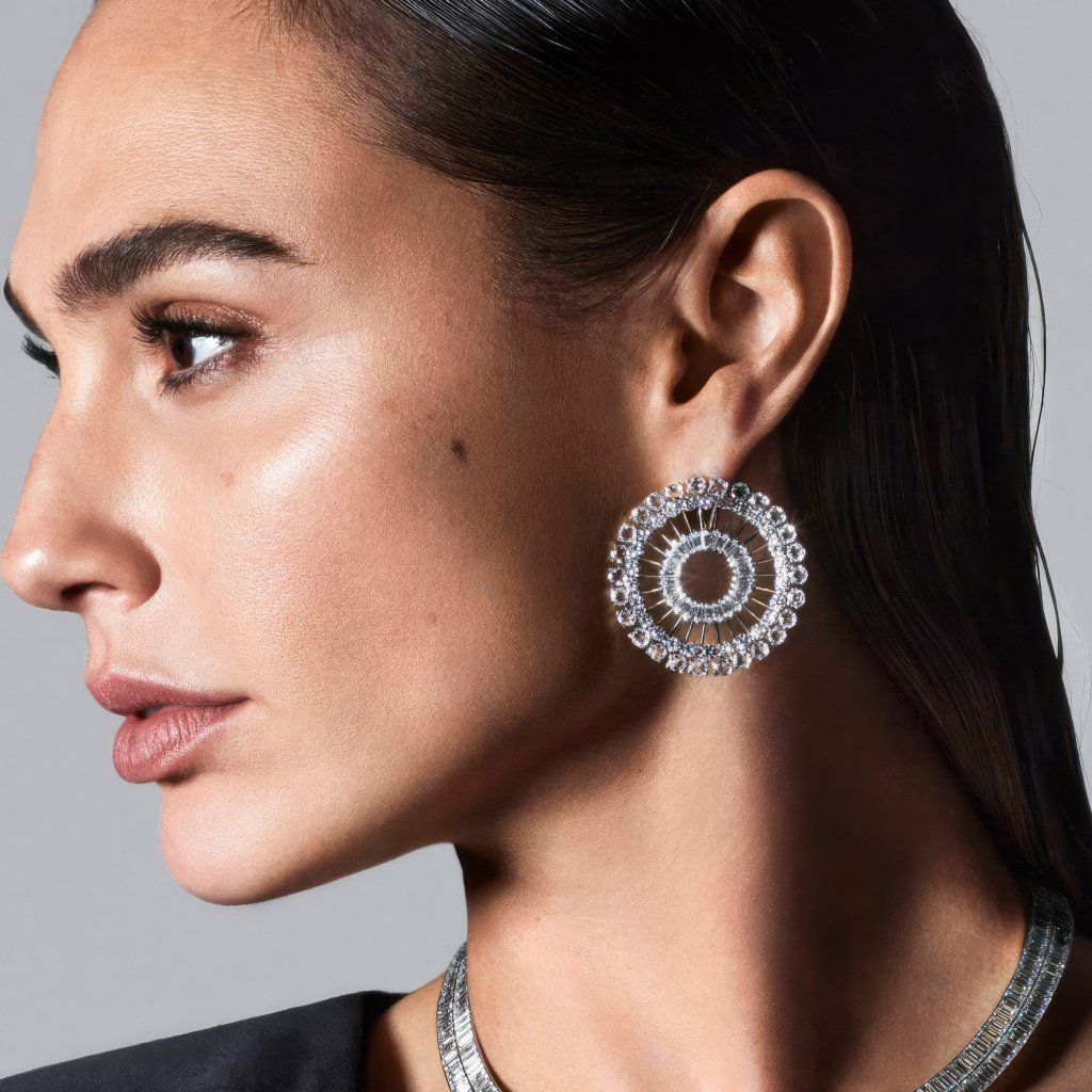 Красивые серьги у актрисы Галь Гадот