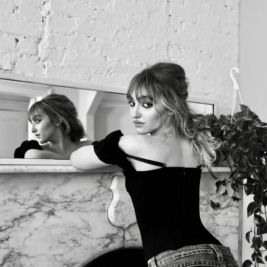 Актриса Гален Хоппер стоит у зеркала