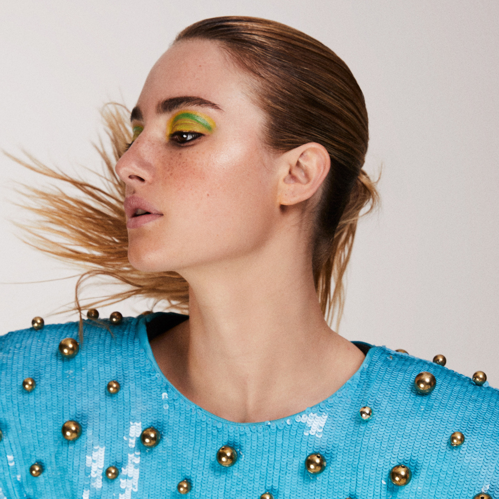 Актриса Грейс ван Паттен на сером фоне