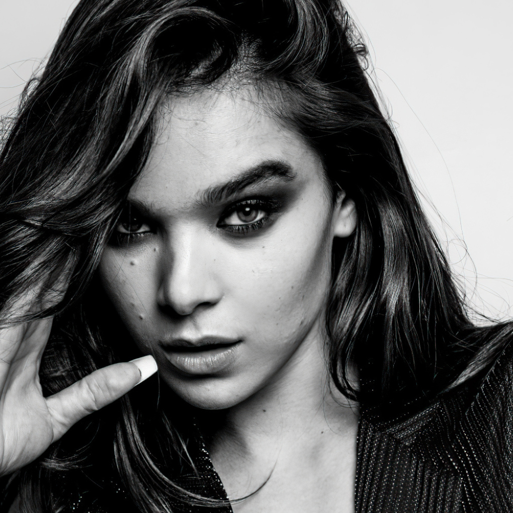 Actress Hailee Steinfeld black and white photo