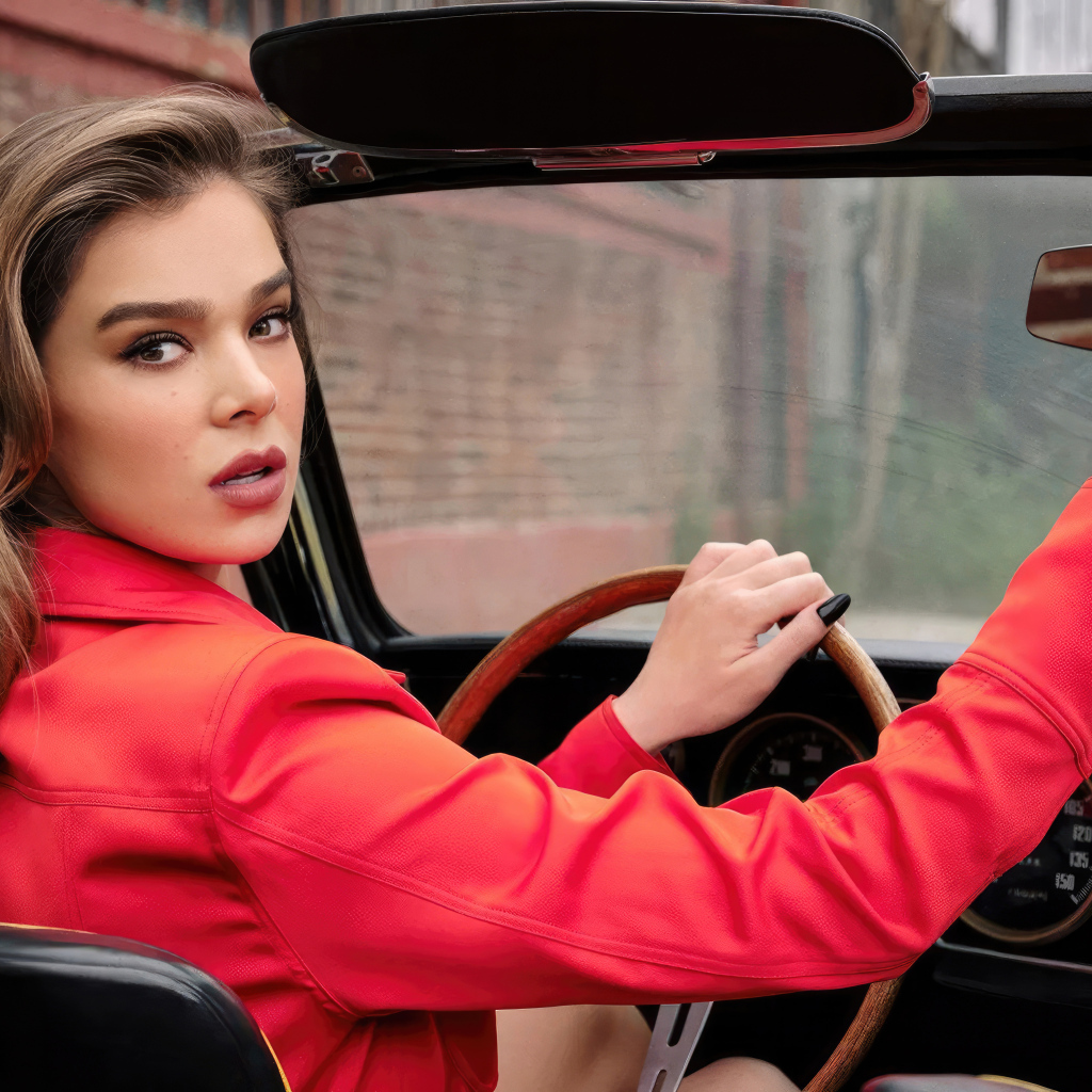 Актриса Хейли Стейнфилд в красной куртке в машине