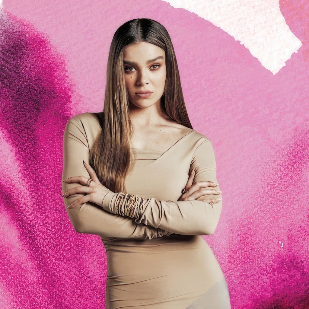 Актриса Хейли Стайнфелд на розовом фоне