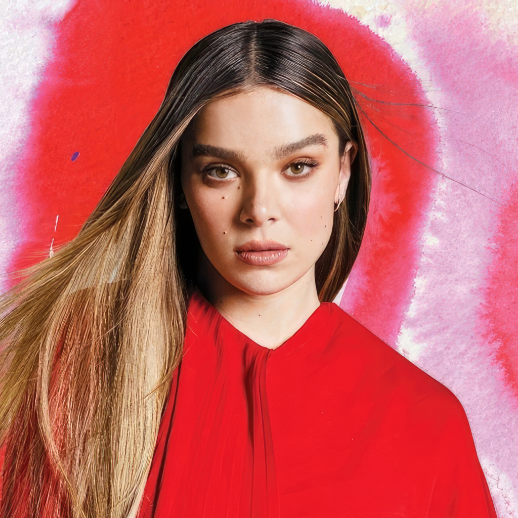 Актриса Хейли Стайнфелд на красном фоне