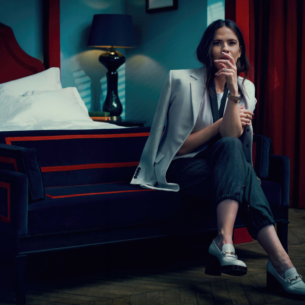 Актриса Хейли Этвелл сидит на кровати