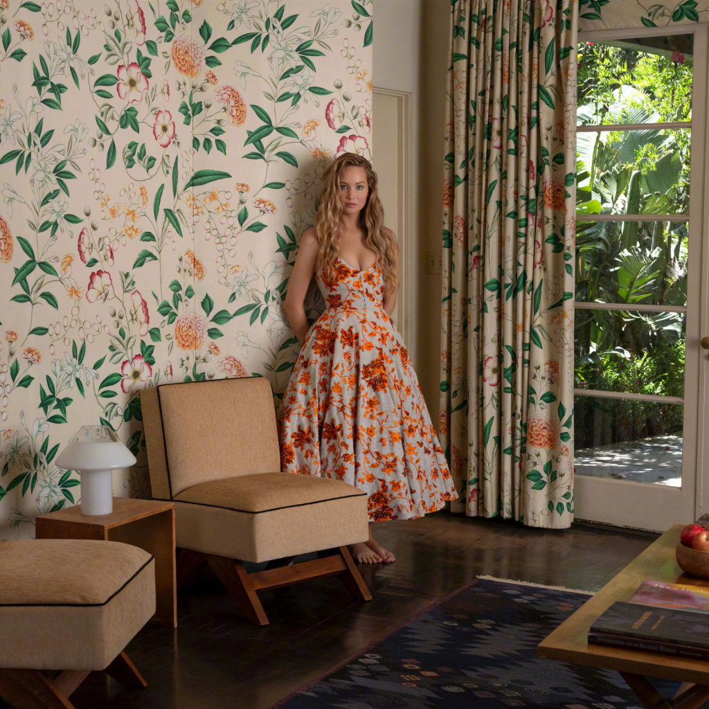 Актриса Дженнифер Лоуренс в красивом платье в комнате