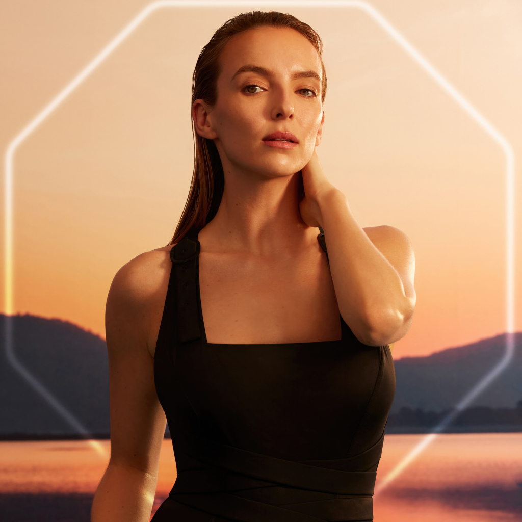 Актриса Джоди Комер в черном платье