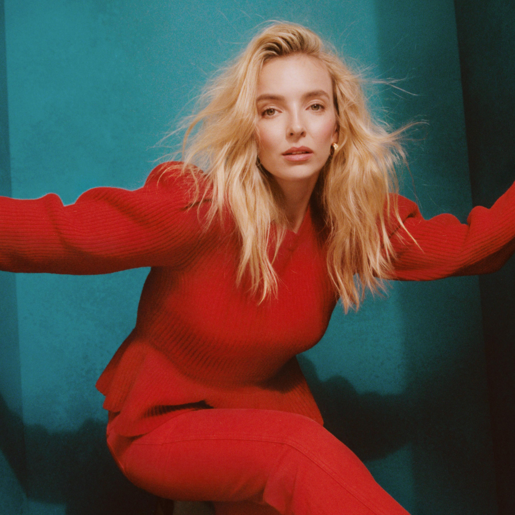 Актриса Джоди Комер в красном наряде