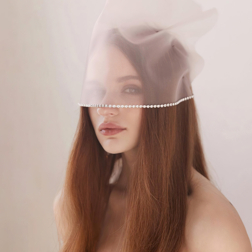 Актриса Джоуи Кинг с вуалью на лице