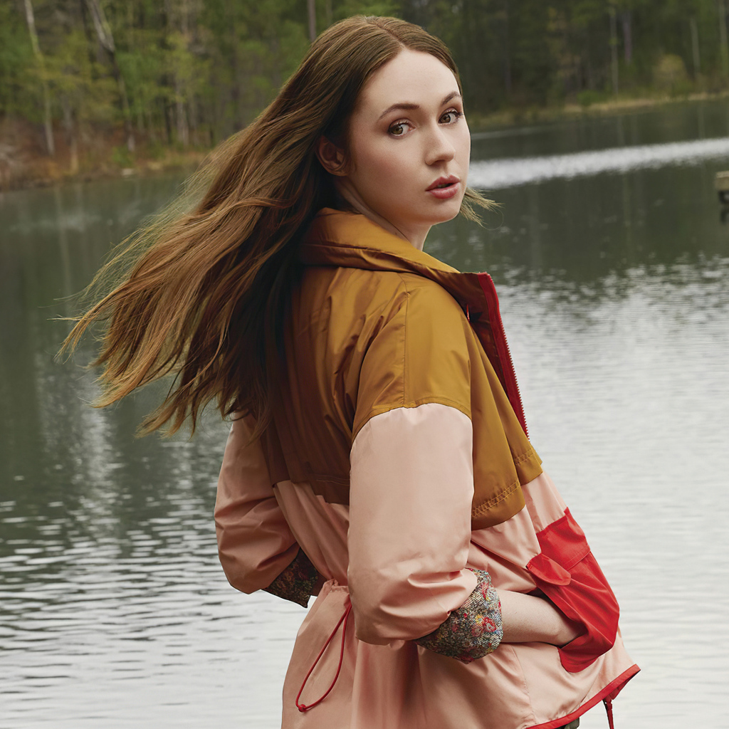 Актриса Карен Гиллан стоит у воды