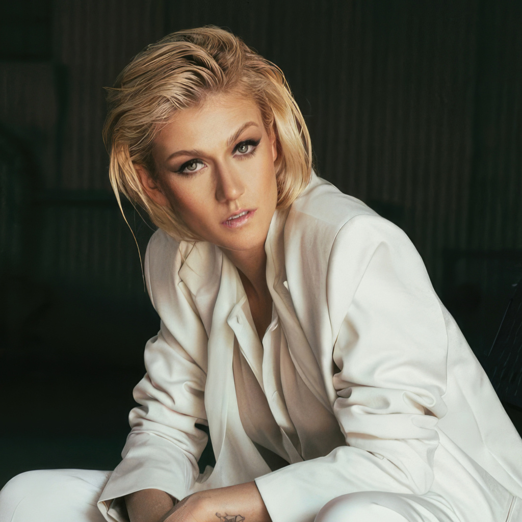 Актриса Кэтрин Макнамара в белом костюме