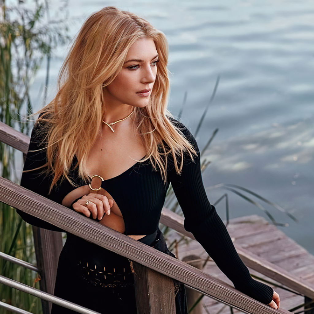 Актриса Кэтрин Винник стоит на мосту