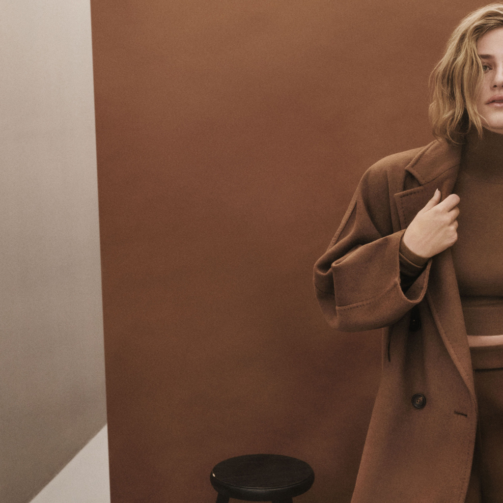 Актриса Лили Рейнхарт в коричневом пальто