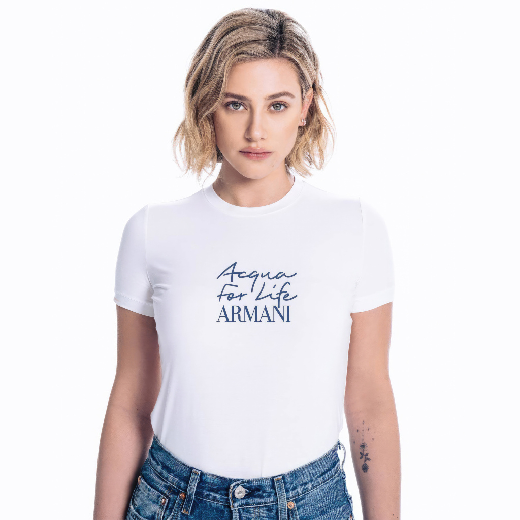 Актриса Лили Рейнхарт в футболке Армани