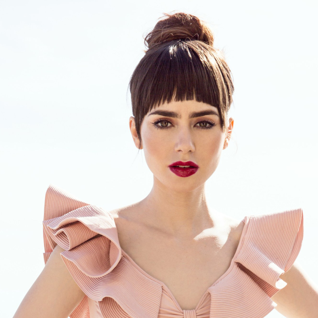 Актриса Лили Коллинз в розовом платье