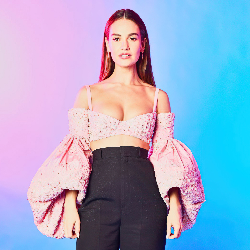 Актриса Лили Джеймс на разноцветном фоне