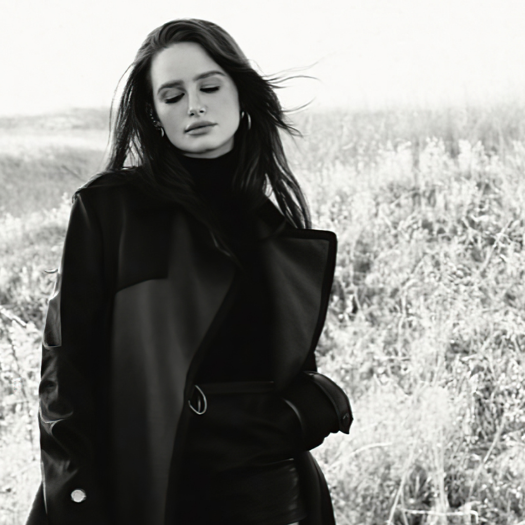 Актриса Мэделин Петш в черном пальто